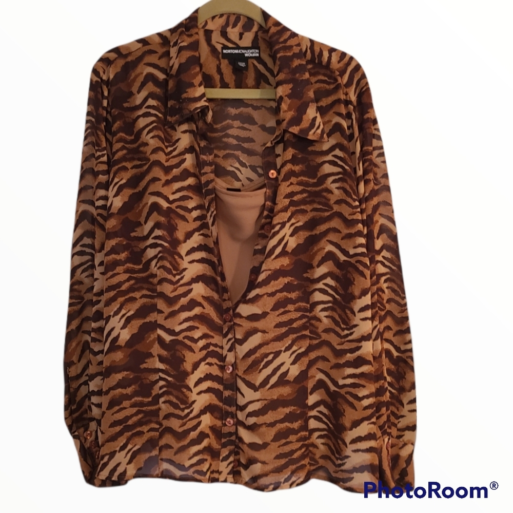 Norton/McNorton Woman's Plus size Animal print  Button down blouse with tank